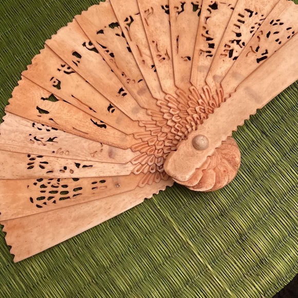 Chinese Crafted Bovine bone Fan - Picture 8 of 14